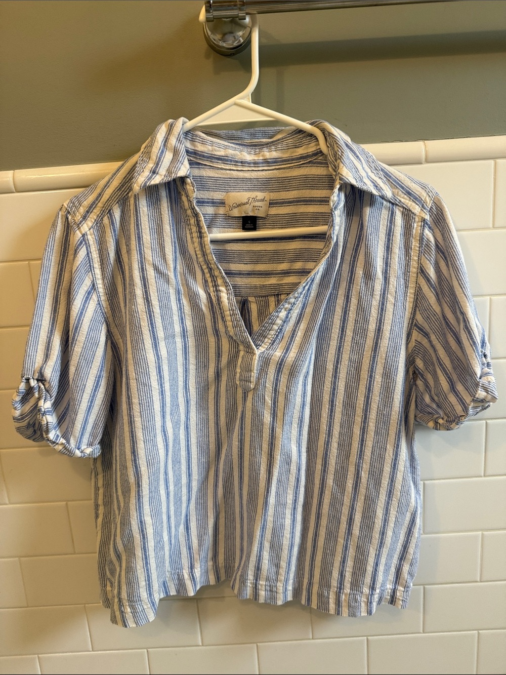 Universal Thread Blue and White Striped Casual collared Shirt